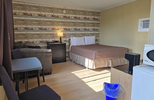 Groves Point Hotel | MacNeil's Motel