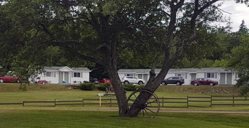 Groves Point Hotel | MacNeil's Motel