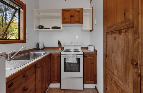 Cable Bay House | Macrocarpa Cottage - Cable Bay Holiday Home
