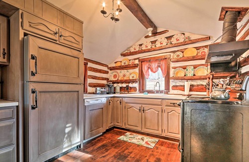 Seisholtzville Cabin | Macungie Cabin w/Fireplace Near Bear Creek Skiing