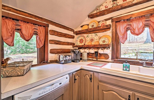 Seisholtzville Cabin | Macungie Cabin w/Fireplace Near Bear Creek Skiing