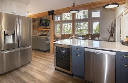 Greater Madawaska Cottage | Madawaska Memories- 4BR Waterfront Cottage with Hot Tub and Unlimited Wi-Fi
