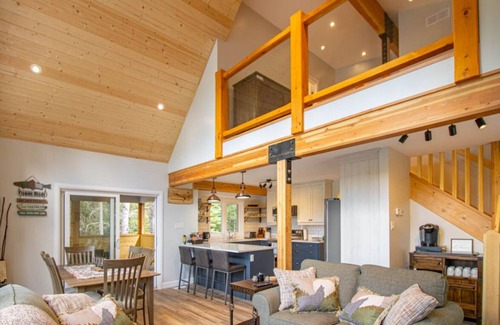 Greater Madawaska Cottage | Madawaska Memories- 4BR Waterfront Cottage with Hot Tub and Unlimited Wi-Fi