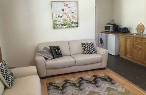 Coldstream Cottage | Maddens Cottage - Relax in the heart of the Yarra Valley wine district.