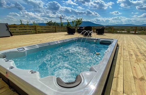 East Lake House | Made to Entertain with HUGE swim spa fire pit, pong/pool/air hockey, BBQ, & much