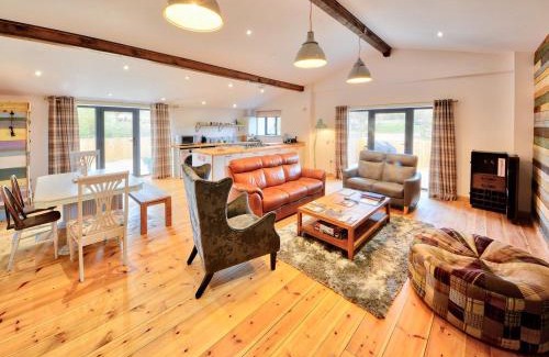 Ningwood House | Madeline Angevine - Ukc3208