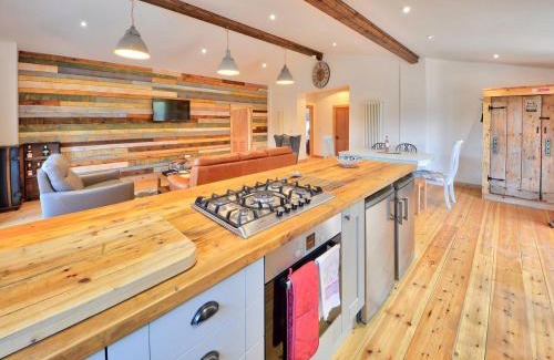 Ningwood House | Madeline Angevine - Ukc3208