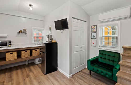 Notasulga Cabin | MadHatter Tiny Home- 9 Miles to AUBURN AL & Jordan Hare Stadium