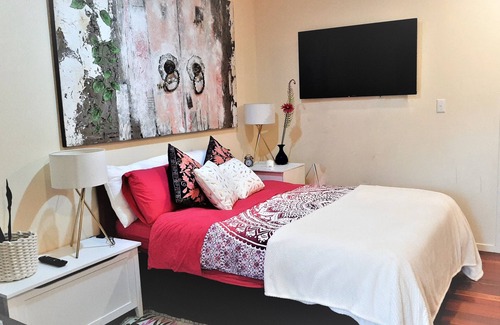 Whangaroa Apartment | Madhuban-Waterfront Queen Sleeps 2- Sailing/Fishing/Hiking/Trekking in Whangaroa