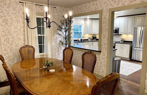 Madison House | Madison Estate · Madison Farmhouse: Lake, Wineries & Family Fun
