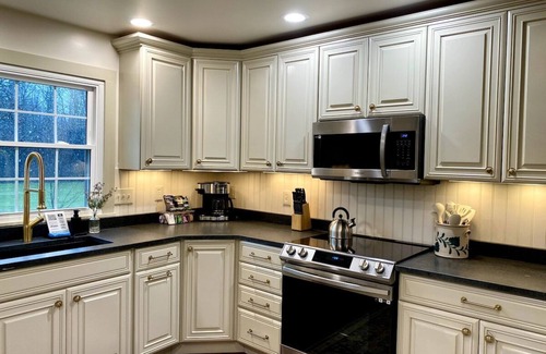 Madison House | Madison Estate · Madison Farmhouse: Lake, Wineries & Family Fun