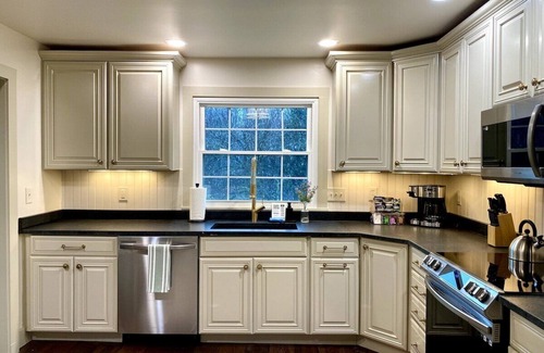 Madison House | Madison Estate · Madison Farmhouse: Lake, Wineries & Family Fun