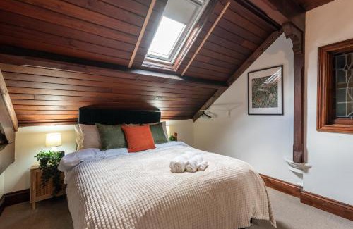 Cwm Frwd Oer Apartment | Madison House - Converted Church 5 Bed Pontypool