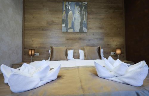 Kisvarda Bed & Breakfast | Madison Lux