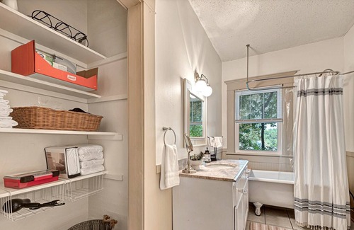 Siloam Springs House | Madison Manor (4-Bedroom Bungalow) - Pets Allowed by RedAwning