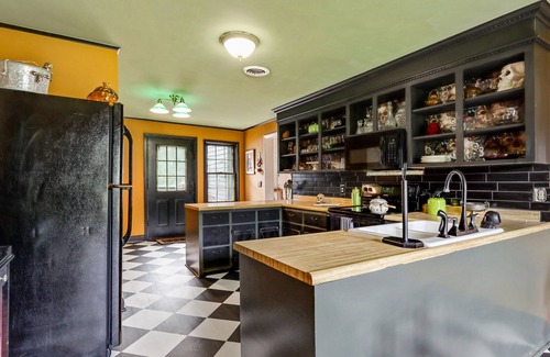 Danielsville House | Madison Manor. Stay if you dare!