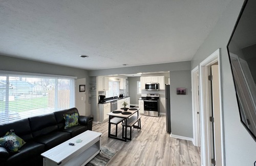 Lake Breeze Park House | Madison on the Lake Home with Lake Erie views & Pool in Wine Country!