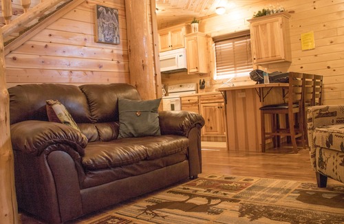Island Park Cabin | "Madison River Cabin" HOT TUB ON DECK. 14 miles to Yellowstone! Easy Access.
