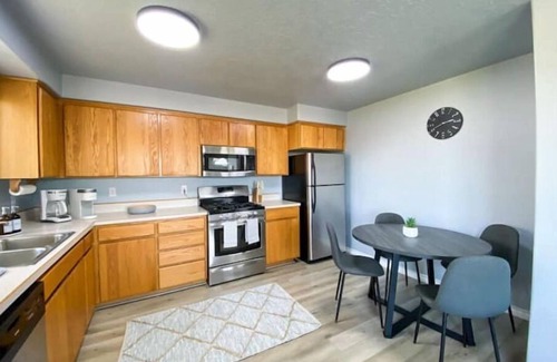 Madras House | Madras Oak House ● Entire Home w/Unopposed Mountain View ● Fireplace ● BBQ