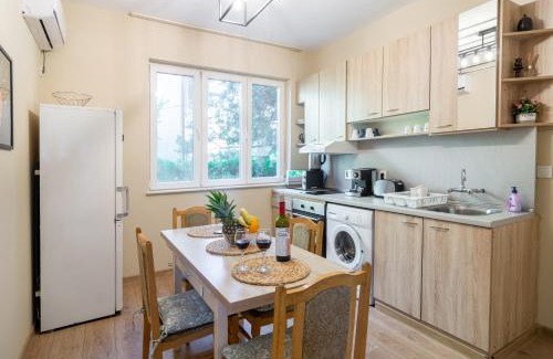 Oborishte Apartment | Madrid 2BDR w Free Parking near Metro, Serdika Mall