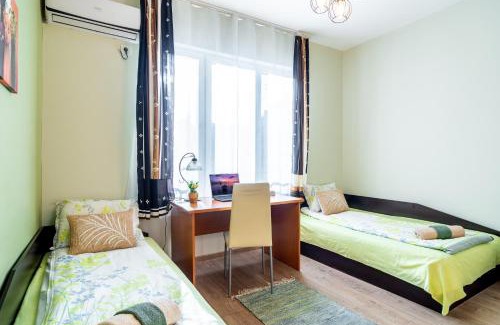 Oborishte Apartment | Madrid 2BDR w Free Parking near Metro, Serdika Mall