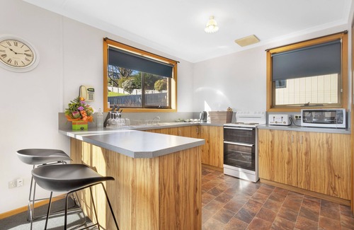 Penguin House | Madsen Retreat Self Contained Executive Suiten2 Bedrooms and Sleep 4