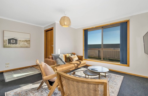 Penguin House | Madsen Retreat Self Contained Executive Suiten2 Bedrooms and Sleep 4
