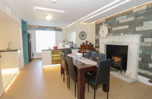 Saint Asaph House | MAES ELWY, family friendly, luxury holiday cottage in St Asaph