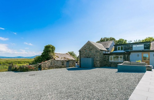 Dwyran Cottage | Maes y Ceirchdir - sleeps 10 guests in 5 bedrooms