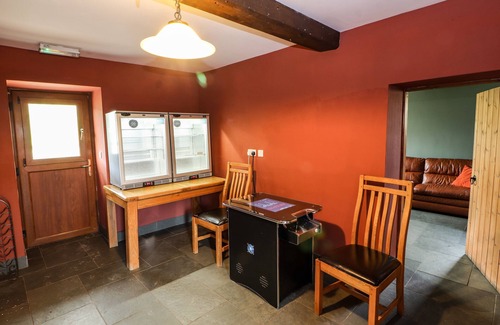 Ruthin Cottage | MAESTYDDYN FARM HOUSE, pet friendly, with hot tub in Ruthin