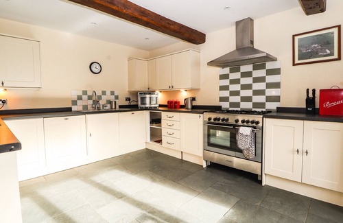 Ruthin Cottage | MAESTYDDYN FARM HOUSE, pet friendly, with hot tub in Ruthin