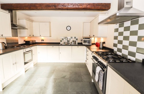 Ruthin Cottage | MAESTYDDYN FARM HOUSE, pet friendly, with hot tub in Ruthin