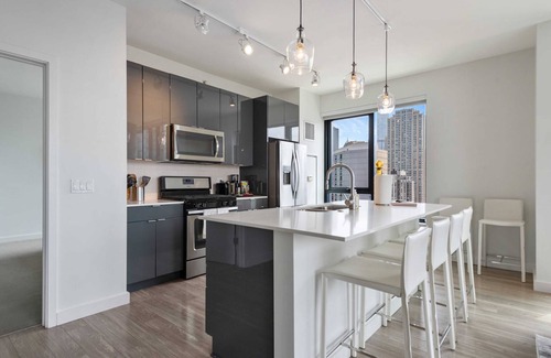 Near North Side Apartment | Mag Mile Retreat: Stunning Views, High-End 2BR