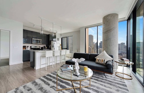 Near North Side Apartment | Mag Mile Retreat: Stunning Views, High-End 2BR