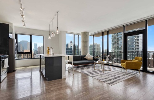 Near North Side Apartment | Mag Mile Retreat: Stunning Views, High-End 2BR