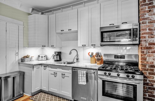 Downtown Buffalo House | Magazine featured townhome steps from Elmwood Village 25mins from Niagara Falls