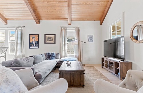 Uptown Historic District Apartment | Magazine Street Gem: Uptown 6BR, 4BA, Balcony, Pool, Backyard - Exclusive NOLA experience