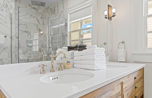 Uptown Historic District Apartment | Magazine Street Gem: Uptown 6BR, 4BA, Balcony, Pool, Backyard - Exclusive NOLA experience