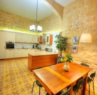 Valletta House | Magestic palazzo, jacuzzi on roof terrace GOVAL-3