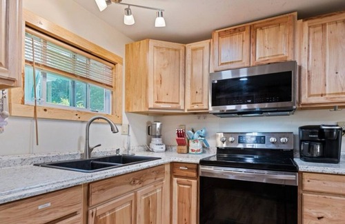 Maggie Valley House | Maggie Central Charming 2-bedroom 2 Full Bath house in Maggie Valley with AC
