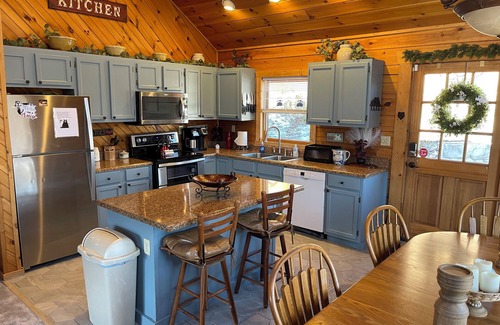 Valley Creek Run Cabin | MAGGIE FAVORITE 3/3 FAMILY LOG CABIN with GREAT VIEWS, LARGE GAME ROOM & HOT TUB