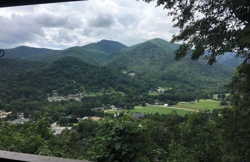 Valley Creek Run Cabin | MAGGIE FAVORITE 3/3 FAMILY LOG CABIN with GREAT VIEWS, LARGE GAME ROOM & HOT TUB