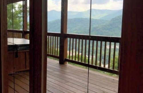 Valley Creek Run Cabin | MAGGIE FAVORITE 3/3 FAMILY LOG CABIN with GREAT VIEWS, LARGE GAME ROOM & HOT TUB