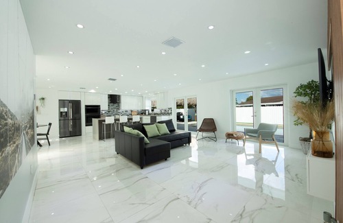 Kendale Lakes House | Maggie Home Pool/Tiki Bar - (Pet Friendly)