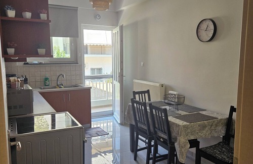 Loutraki-Agioi Theodoroi Apartment | Maggie's Blissful Escape,90m2 sunny flat just 4-minute walk from the beach/city.