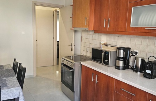 Loutraki-Agioi Theodoroi Apartment | Maggie's Blissful Escape,90m2 sunny flat just 4-minute walk from the beach/city.