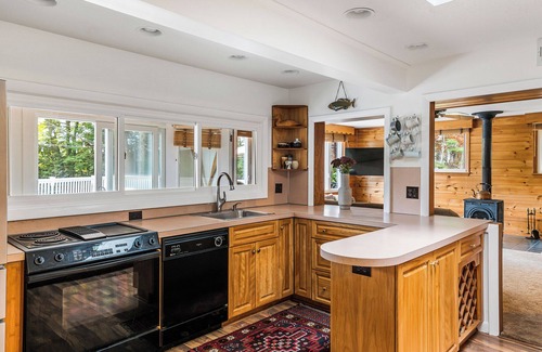 Rindge House | Magic Lakehouse, Waterfront, Private Beach and Dock