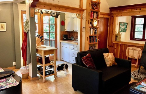 Lake Arrowhead Cabin | Magic Love Nest - 5 min from village. Stream below.