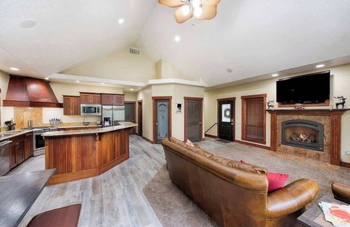 McCall House | Magic McCall Cabin + Studio for Large Groups HOT T