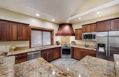 McCall House | Magic McCall Cabin + Studio for Large Groups HOT T